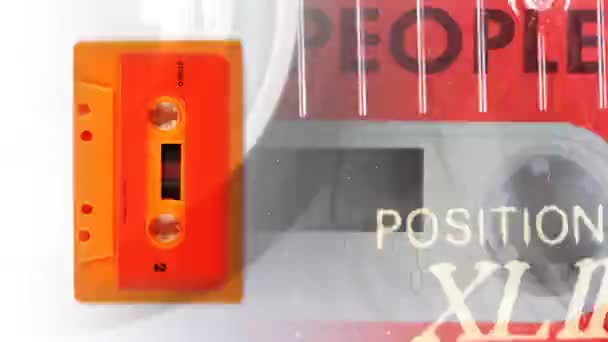 Volgorde gemaakt van close-up opnamen van cassettebandjes muziek — Stockvideo