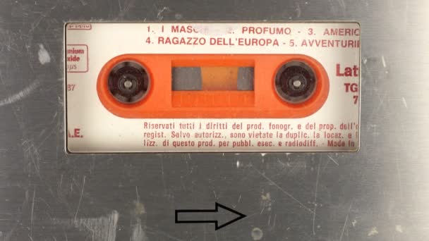 Secuencia hecha de primeros planos de cintas de música de cassette — Vídeo de stock