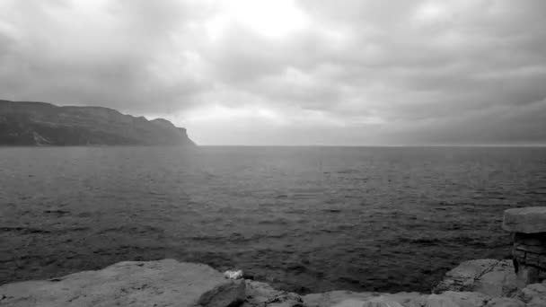 Deniz, bulutlar ve Cassis, Güney Fransa yüksek kayalıklarla Timelapse — Stok video