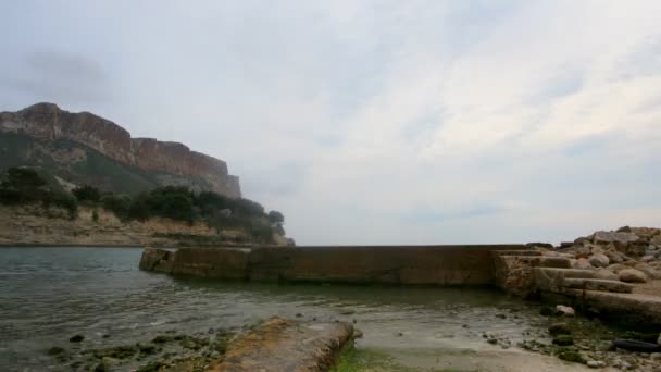 Timelapse moře, mraky a vysoké útesy Cassis, jižně od Francie — Stock video