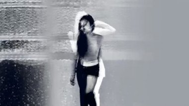 güzel kadın dans etmek tek başına