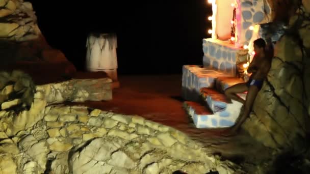 Aufnahmen des berühmten Klippenspringers in Acapulco, Mexiko bei Nacht — Stockvideo