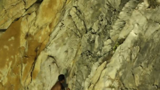 Постріли дайверів знаменитої скелі в Акапулько, Мексика вночі — стокове відео