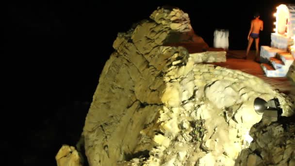 Shots of the famous cliff divers in acapulco, mexico at night — Stock Video