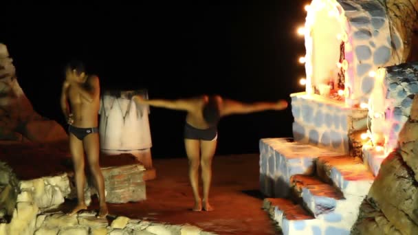 Съёмки знаменитых дайверов в Акапулько, Мексика ночью — стоковое видео