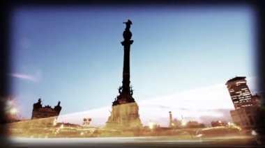 arabalar gece geçmiş ünlü kolon heykeli, barcelona İspanya tarafından acele