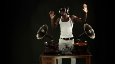 süper cool adam DJ'ler retro gramofonlar ile. orijinal kavramı klip