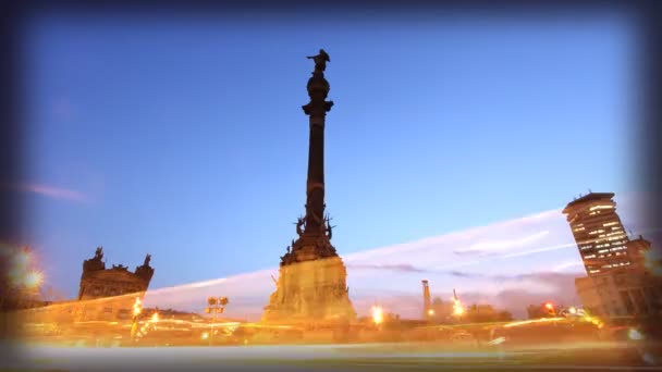 Autos rauschen nachts an der berühmten Colon-Statue vorbei, Barcelona Spanien — Stockvideo