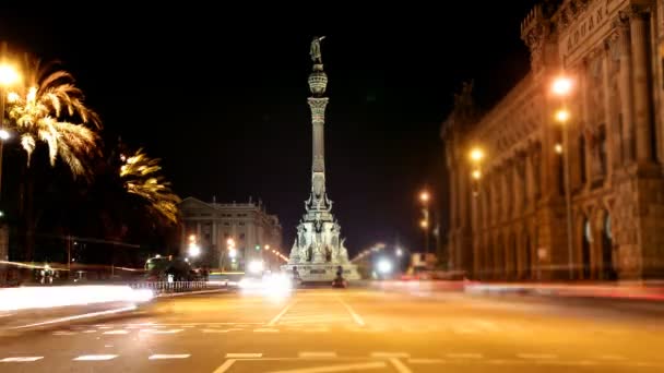 Βιασύνη της κυκλοφορίας ώρα νύχτα στο παχύ έντερο, Βαρκελώνη, Ισπανία — Αρχείο Βίντεο