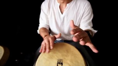 Kongo davulcu gerçekleştirme.