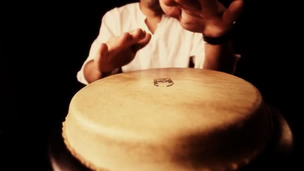 Baterista del Congo tocando . — Vídeos de Stock