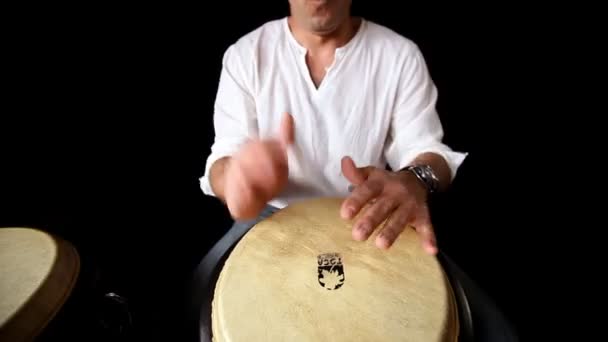 콩고 드럼을 수행. — 비디오