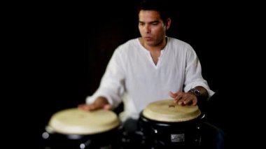 Kongo davulcu gerçekleştirme.