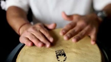 Kongo davulcu gerçekleştirme.