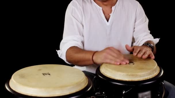 Congo drummer uitvoeren. — Stockvideo