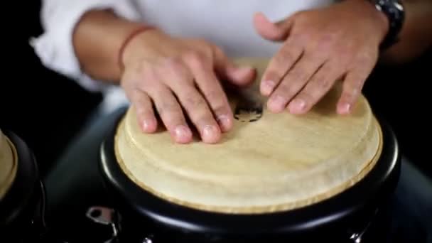 Congo baterista realizando — Vídeo de Stock