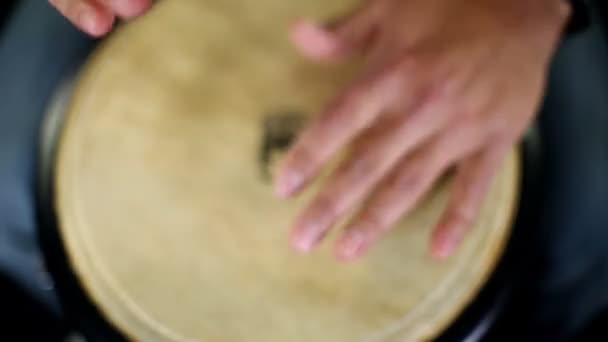 Baterista del Congo tocando — Vídeos de Stock