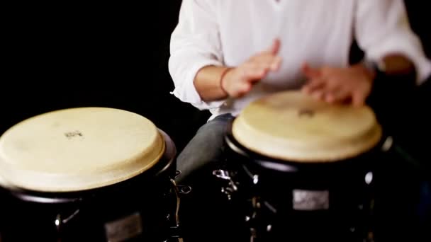 Congo drummer uitvoeren. — Stockvideo