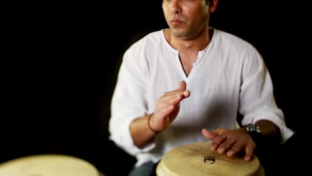 콩고 드럼을 수행. — 비디오