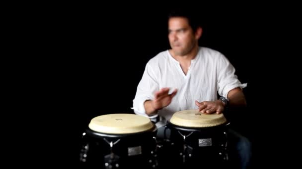 Congo drummer uitvoeren. — Stockvideo