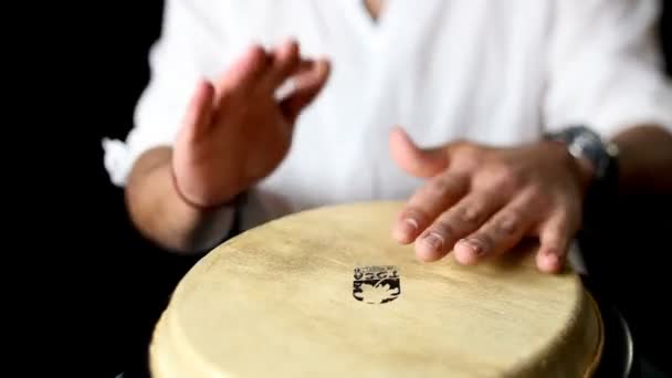 Baterista del Congo tocando . — Vídeos de Stock