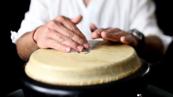 Baterista del Congo tocando . — Vídeos de Stock