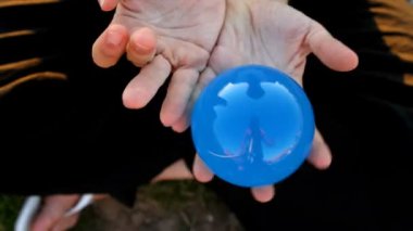 ilgili kişi ile bir bardak şeffaf top hokkabazlık bir kız oynar