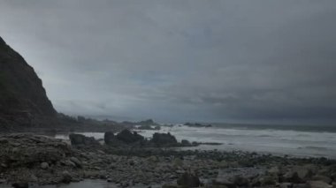 crackington haven cornwall sahilindeki İngiltere'de çarpıcı ve dramatik şeridinin Timelapse