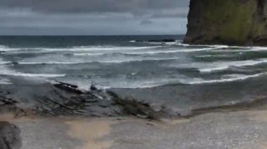 crackington haven cornwall sahilindeki İngiltere'de çarpıcı ve dramatik şeridinin Timelapse