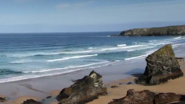 Timelapse çarpıcı ve dramatik kıyı şeridi bedruthan adımlar kıyısında cornwall, İngiltere