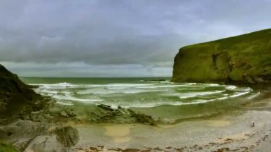crackington haven cornwall sahilindeki İngiltere'de çarpıcı ve dramatik şeridinin Timelapse