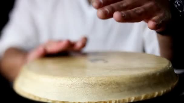 Baterista del Congo tocando . — Vídeos de Stock