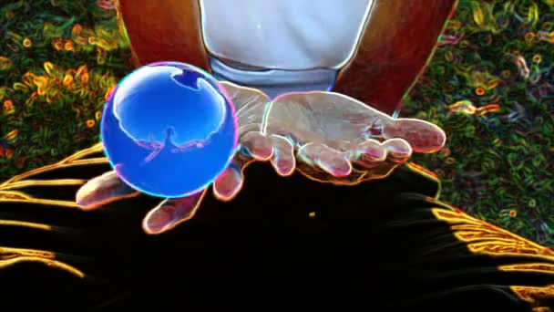 Een meisje speelt contact jongleren met een glas transparante bal — Stockvideo