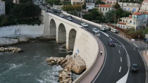 Lange blootstelling time-lapse schot van het verkeer op de bocht in de weg van de corniche, Marseille — Stockvideo