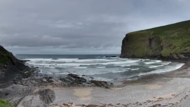 Calendário da costa deslumbrante e dramática em bedruthan passos — Vídeo de Stock