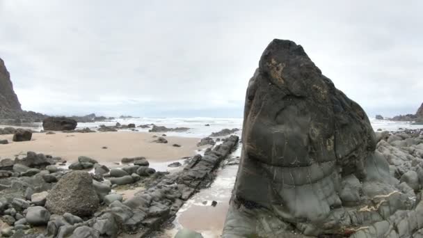 Timelapse van de prachtige en dramatische kustlijn op bedruthan stappen — Stockvideo