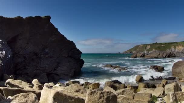 Timelapse wybrzeża pięknej i dramatyczne w bedruthan steps — Wideo stockowe