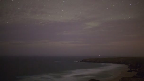 Star, night-time timelapse of the stunning and dramatic coastline at bedruthan steps — стоковое видео