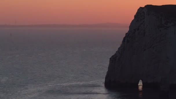 Zonsondergang timelapse van de prachtige en dramatische kustlijn aan durdle deur op de kust van dorset, Engeland — Stockvideo