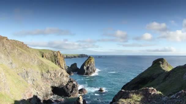 Timelapse van de prachtige en dramatische kustlijn aan crackington haven aan de kust van cornwall, Engeland — Stockvideo