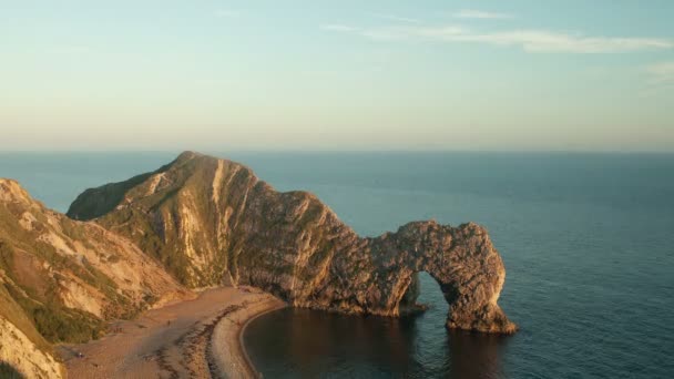 Timelapse coucher de soleil de la côte magnifique et spectaculaire à la porte de durdle sur la côte dorsale, en Angleterre — Video