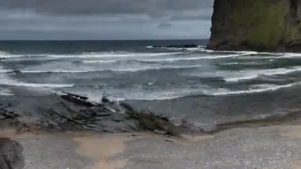 Timelapse van de prachtige en dramatische kustlijn aan crackington haven aan de kust van cornwall, Engeland — Stockvideo