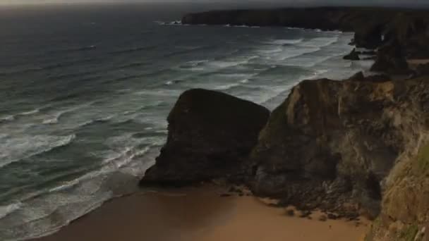 Timelapse van de prachtige en dramatische kustlijn op bedruthan stappen op de kust van cornwall, Engeland — Stockvideo