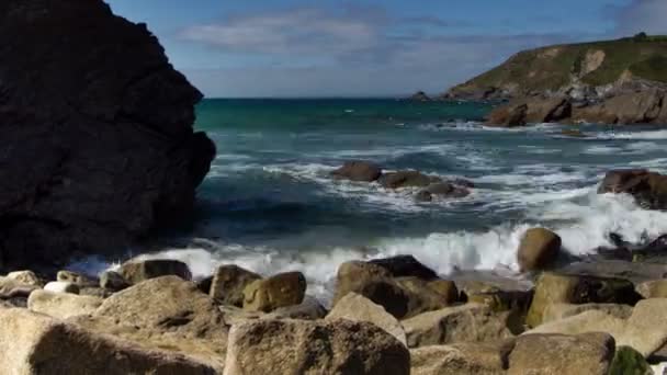 La impresionante costa en la cala de Lulworth en la costa de Cornwall, Inglaterra — Vídeos de Stock