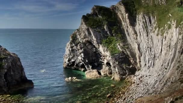 Хронология потрясающей и впечатляющей береговой линии в бухте Лалуорт на побережье Дорсет, Англия — стоковое видео