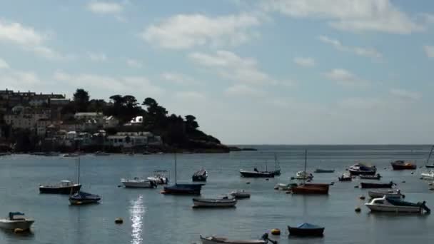 Včasná doba malebné přístavní vesnice Fowey na pobřeží Cornwallu, Anglie — Stock video