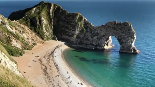 Timelapse de la côte magnifique et spectaculaire à la porte de Durdle sur la côte dorsale, en Angleterre — Video