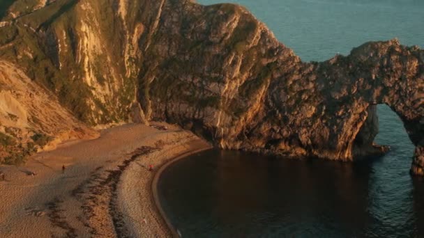 Dorset, İngiltere 'deki Durdle kapısındaki çarpıcı ve dramatik kıyı şeridinin zamanı. — Stok video