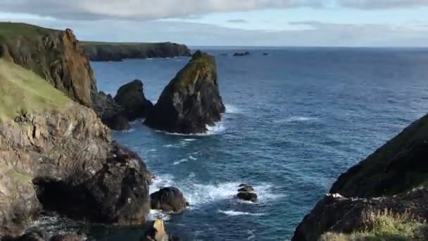 Timelapse ohromující a dramatické pobřeží u kynance zátoky na pobřeží Cornwallu, Anglie — Stock video