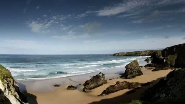 Timelapse çarpıcı ve dramatik kıyı şeridi bedruthan adımlar kıyısında cornwall, İngiltere — Stok video